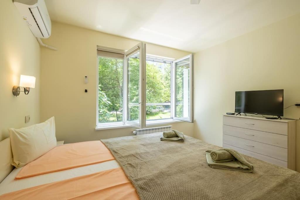 Top Location, Brand New 3 Bdrm Apt & Free Parking Sofia Esterno foto