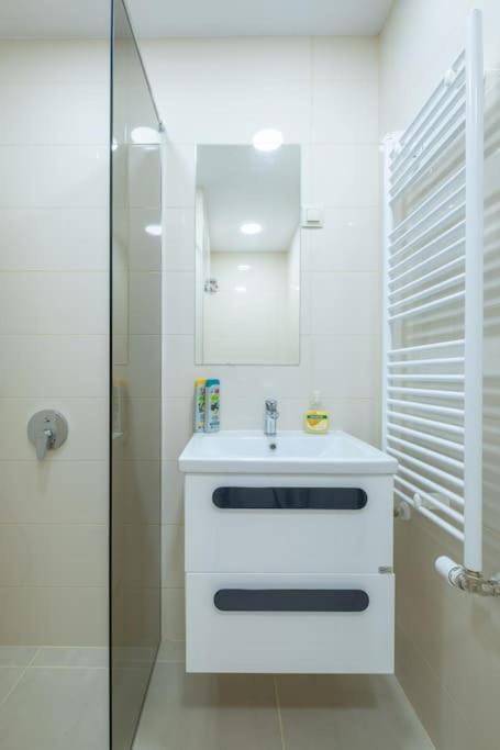 Top Location, Brand New 3 Bdrm Apt & Free Parking Sofia Esterno foto