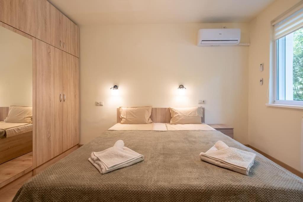 Top Location, Brand New 3 Bdrm Apt & Free Parking Sofia Esterno foto