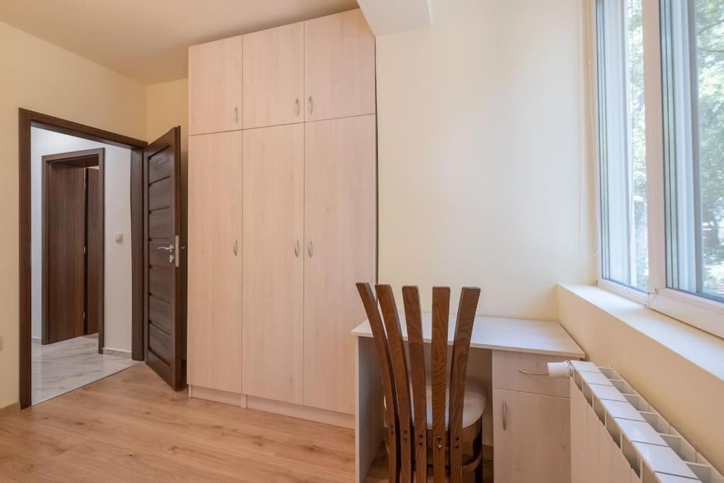 Top Location, Brand New 3 Bdrm Apt & Free Parking Sofia Esterno foto