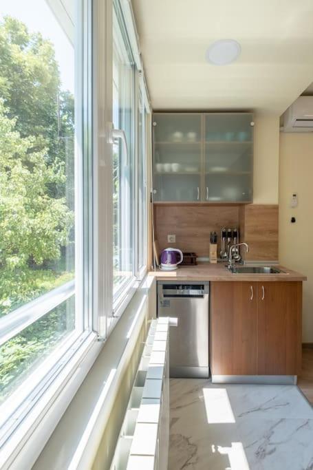 Top Location, Brand New 3 Bdrm Apt & Free Parking Sofia Esterno foto