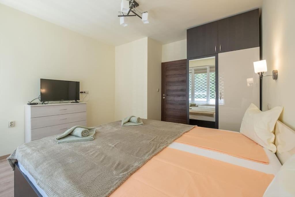 Top Location, Brand New 3 Bdrm Apt & Free Parking Sofia Esterno foto