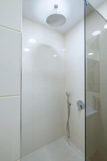 Top Location, Brand New 3 Bdrm Apt & Free Parking Sofia Esterno foto