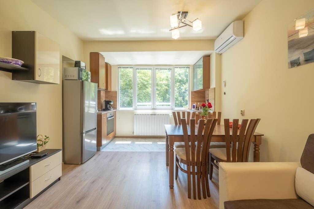 Top Location, Brand New 3 Bdrm Apt & Free Parking Sofia Esterno foto