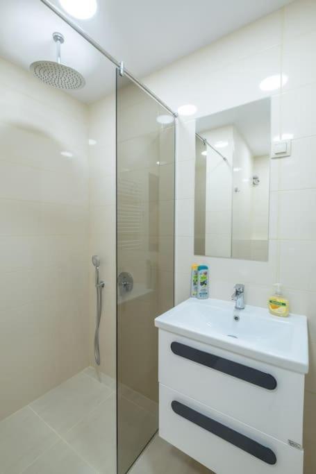 Top Location, Brand New 3 Bdrm Apt & Free Parking Sofia Esterno foto