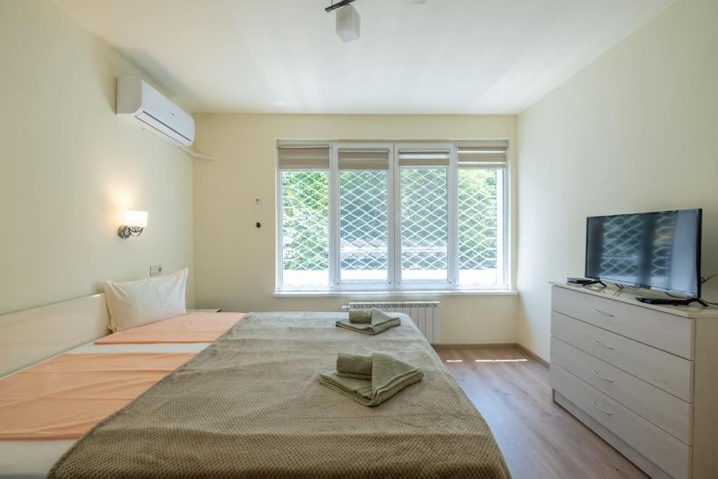 Top Location, Brand New 3 Bdrm Apt & Free Parking Sofia Esterno foto