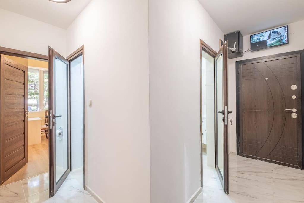 Top Location, Brand New 3 Bdrm Apt & Free Parking Sofia Esterno foto