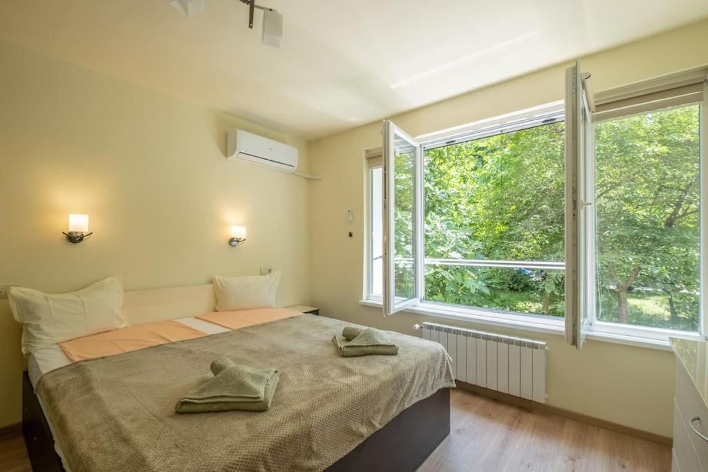 Top Location, Brand New 3 Bdrm Apt & Free Parking Sofia Esterno foto
