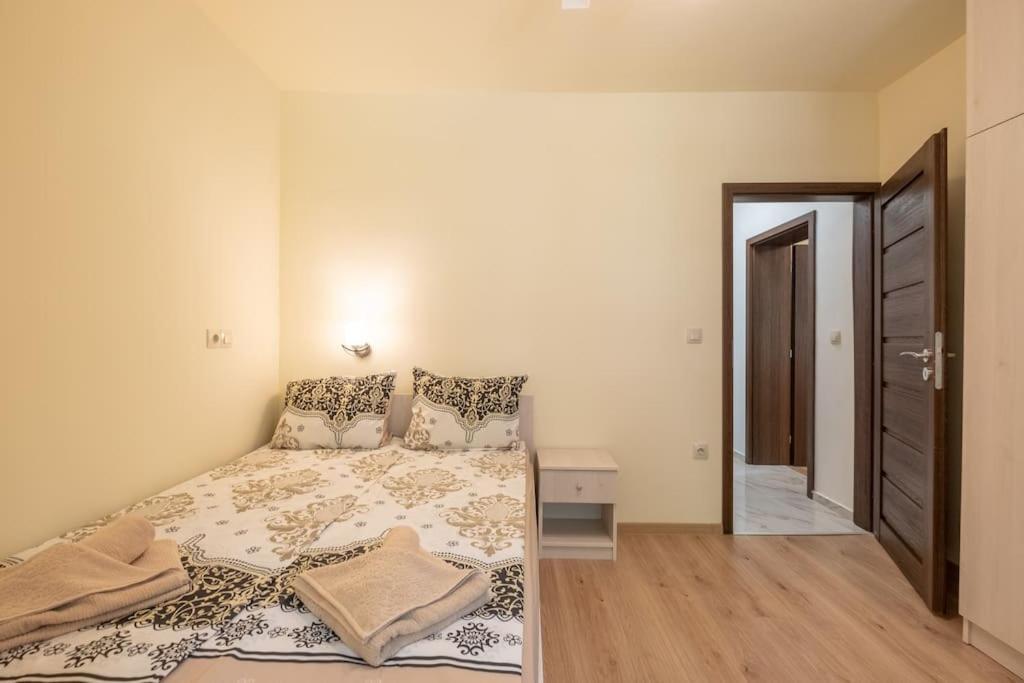 Top Location, Brand New 3 Bdrm Apt & Free Parking Sofia Esterno foto