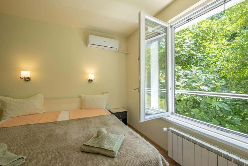 Top Location, Brand New 3 Bdrm Apt & Free Parking Sofia Esterno foto