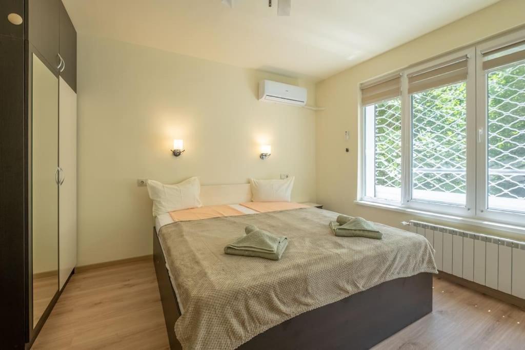 Top Location, Brand New 3 Bdrm Apt & Free Parking Sofia Esterno foto