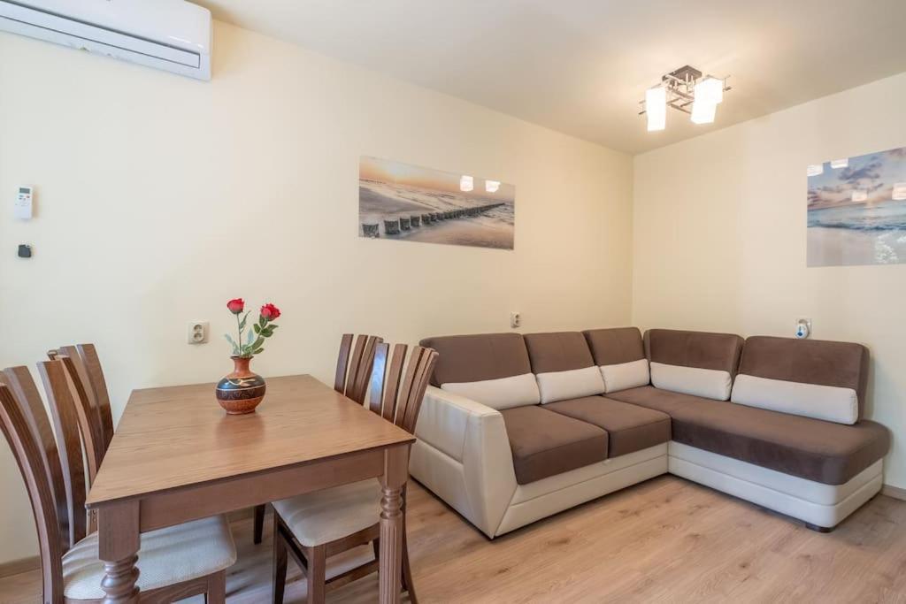Top Location, Brand New 3 Bdrm Apt & Free Parking Sofia Esterno foto