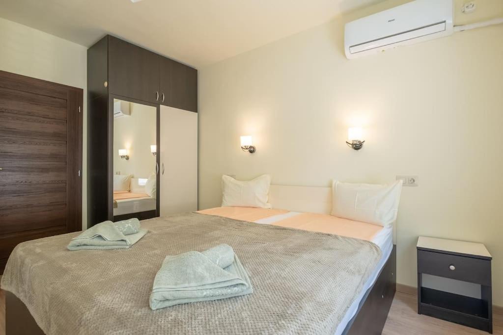 Top Location, Brand New 3 Bdrm Apt & Free Parking Sofia Esterno foto