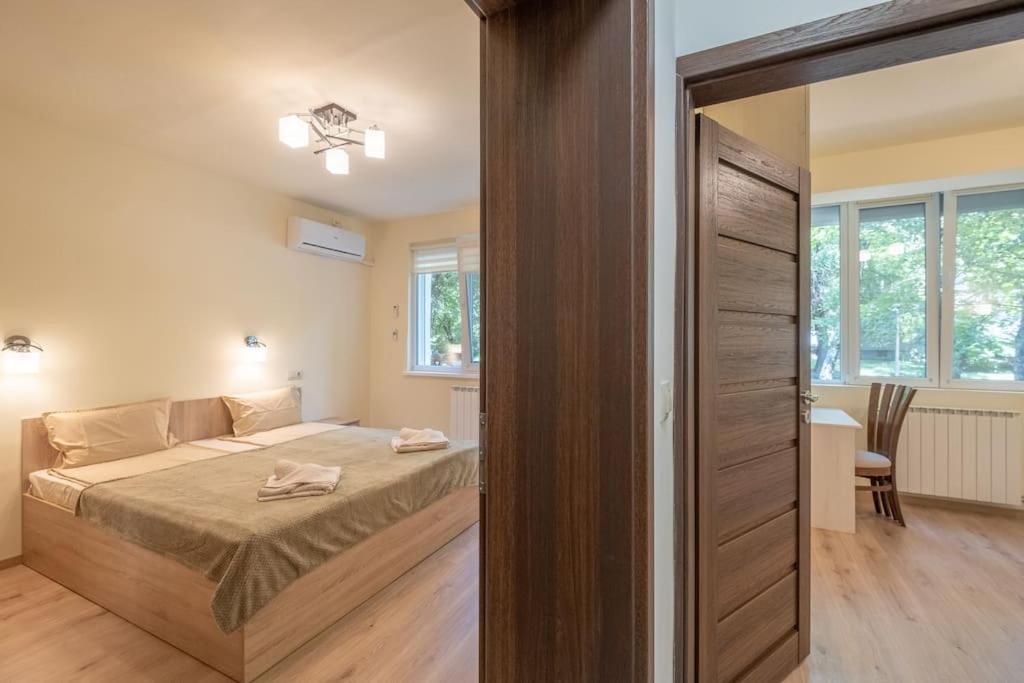 Top Location, Brand New 3 Bdrm Apt & Free Parking Sofia Esterno foto