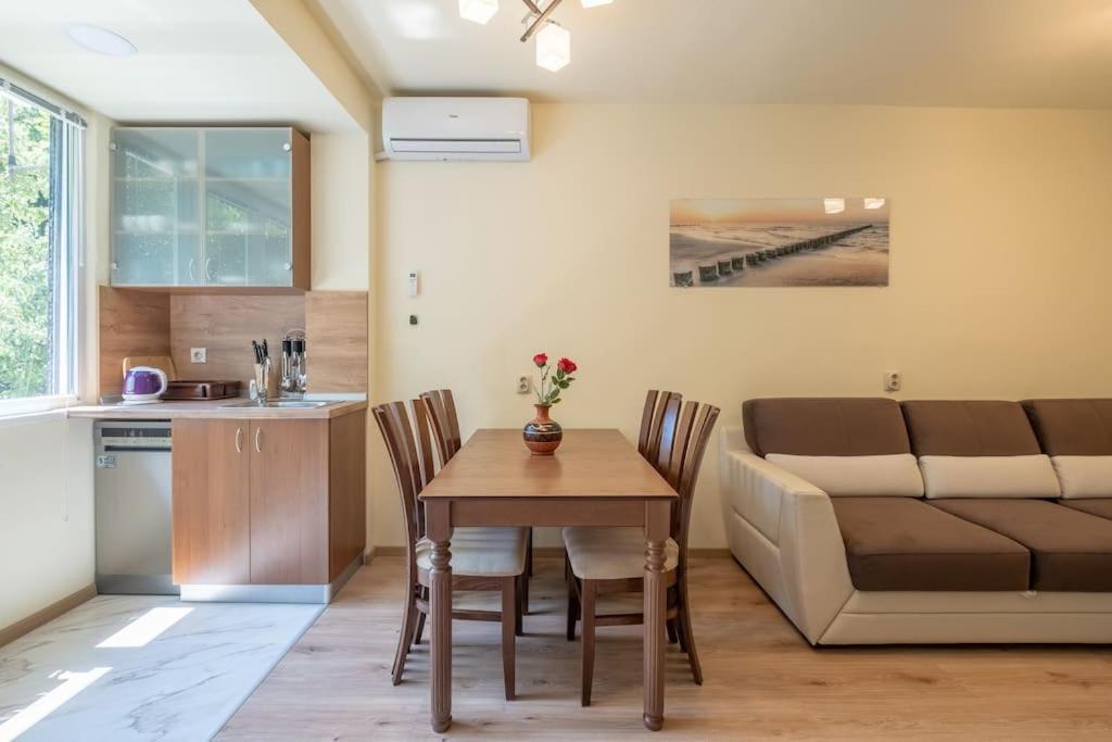 Top Location, Brand New 3 Bdrm Apt & Free Parking Sofia Esterno foto