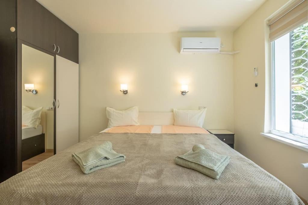 Top Location, Brand New 3 Bdrm Apt & Free Parking Sofia Esterno foto