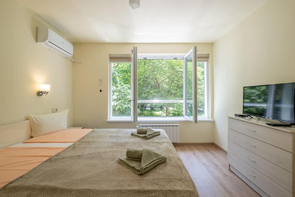 Top Location, Brand New 3 Bdrm Apt & Free Parking Sofia Esterno foto
