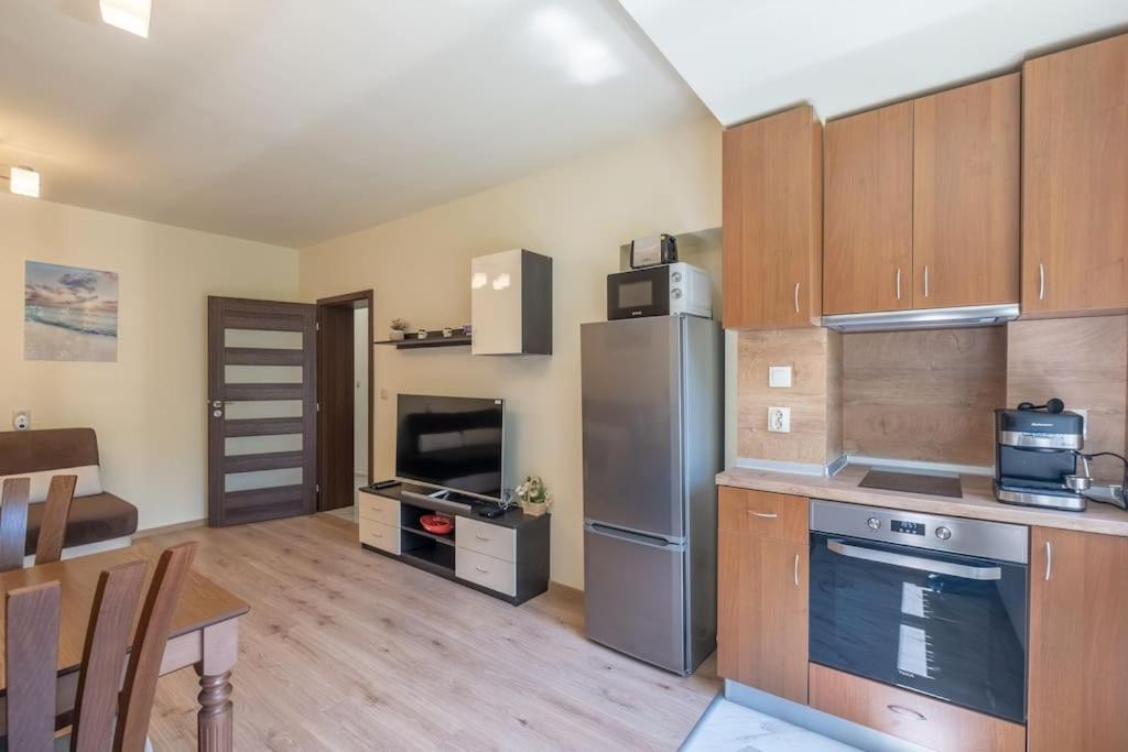 Top Location, Brand New 3 Bdrm Apt & Free Parking Sofia Esterno foto
