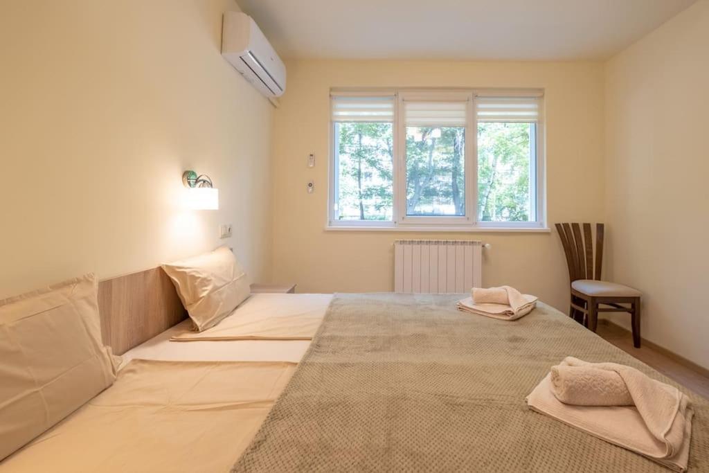 Top Location, Brand New 3 Bdrm Apt & Free Parking Sofia Esterno foto