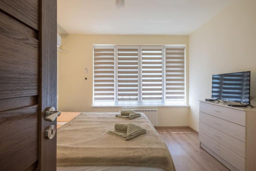 Top Location, Brand New 3 Bdrm Apt & Free Parking Sofia Esterno foto