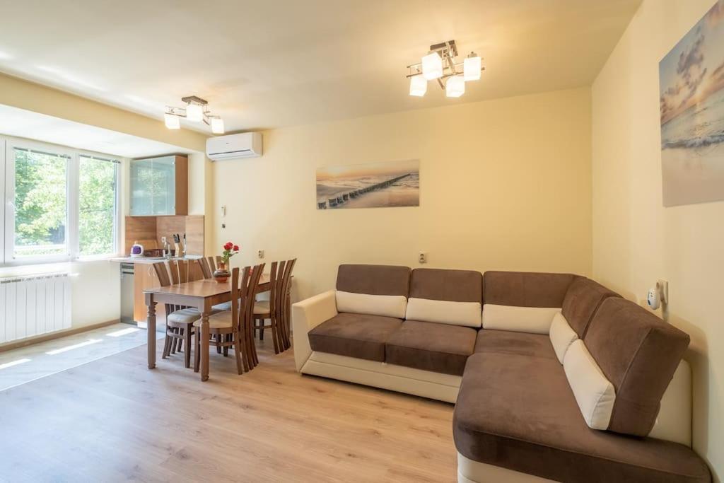 Top Location, Brand New 3 Bdrm Apt & Free Parking Sofia Esterno foto